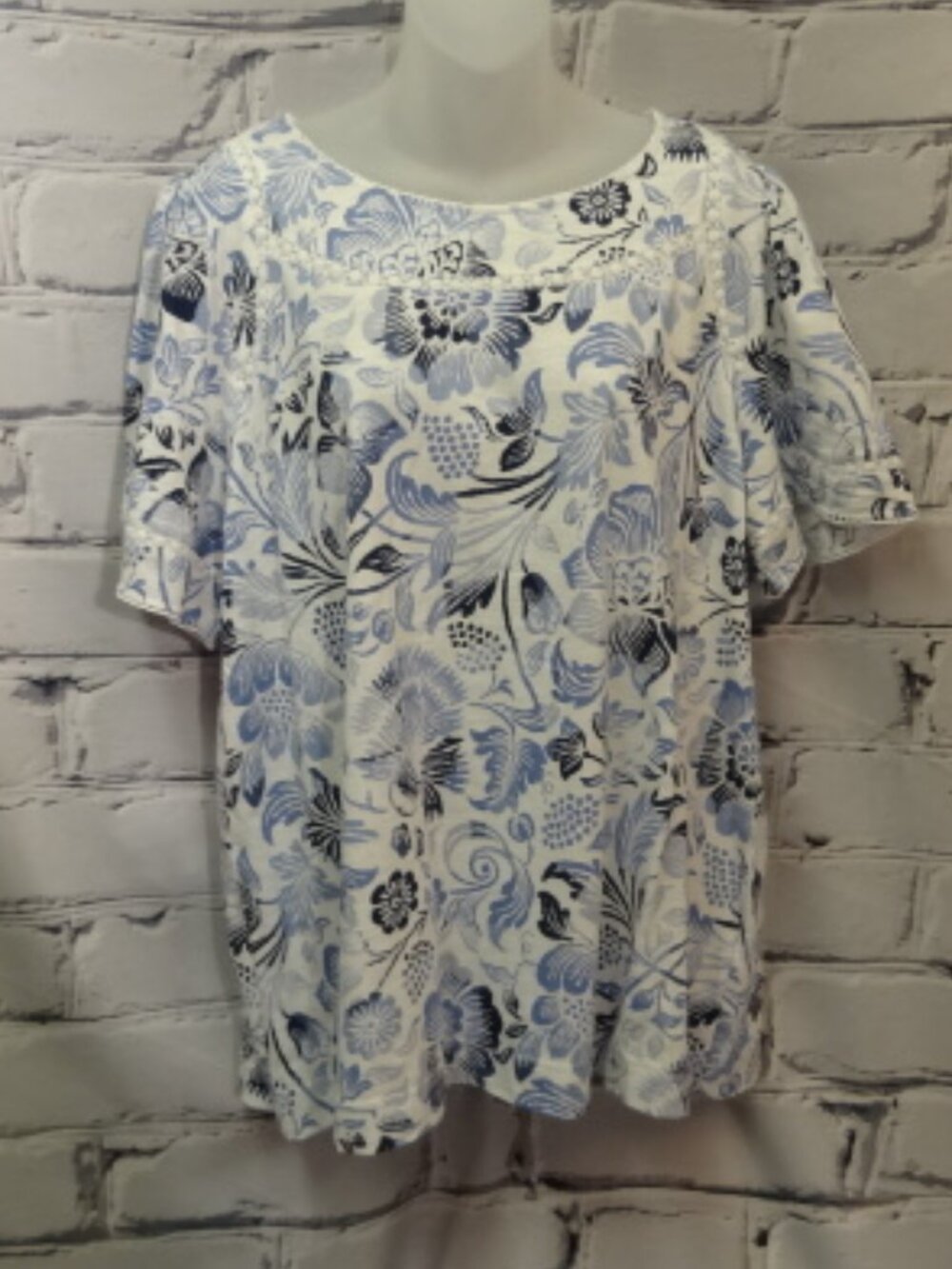 Jane & Delancey Blue & White Print Short Sleeve Top, NWT